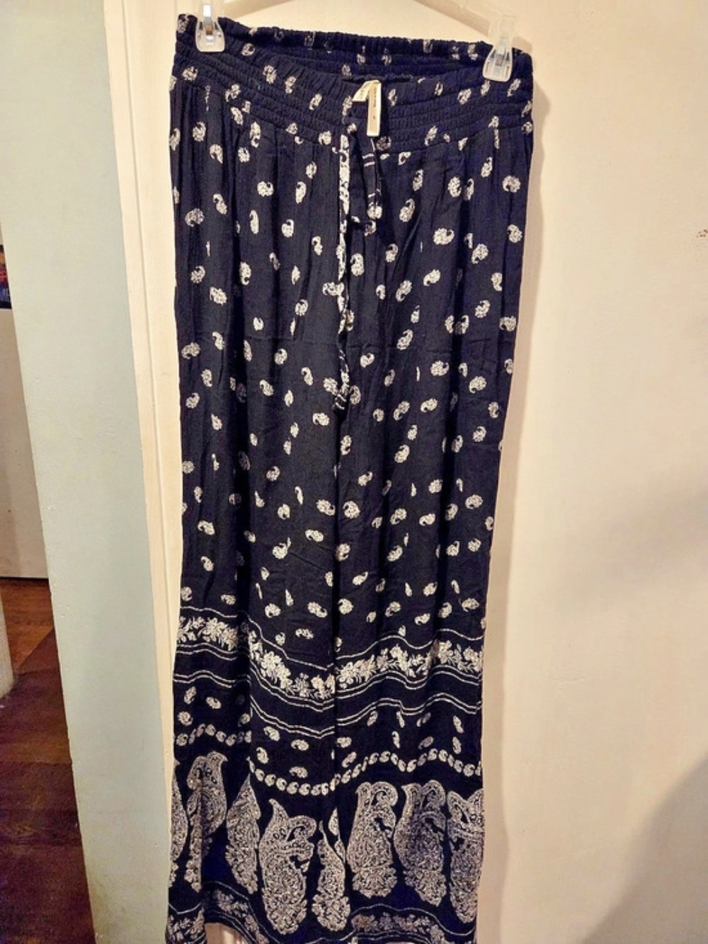 Faded Glory Live & Roar paisley wide-leg pants in Black Large